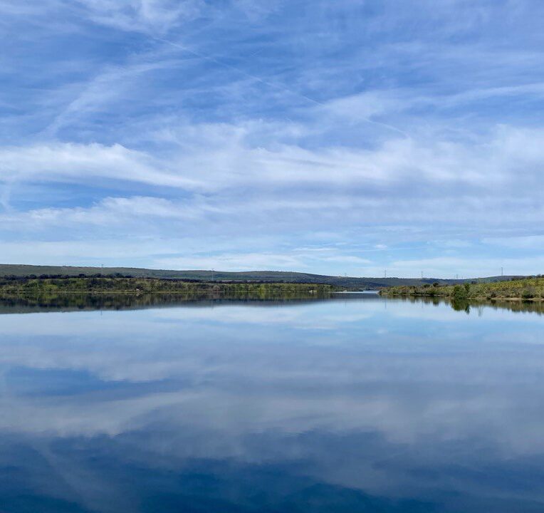 Camino sanabrés Cielo perfectamente reflejado en un lago en calma en el camino sanabrés